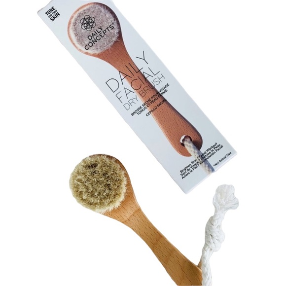 NWT DAILY FACIAL DRY BRUSH by Daily Concepts - Picture 1 of 2